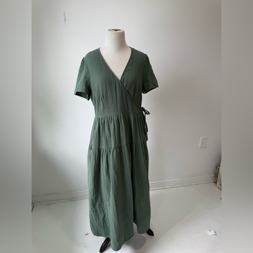 Universal Thread Green Wrap Midi Dress V-Neck Short Sleeve